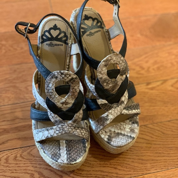 Black and grey snakeskin wedges - Picture 3 of 3